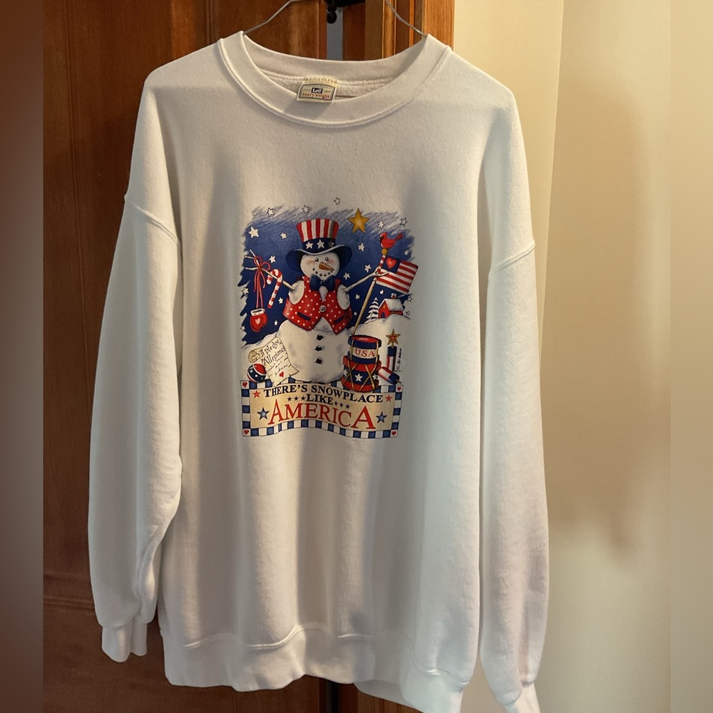 Women’s Lee Heavyweight Sweatshirt, Size Large.